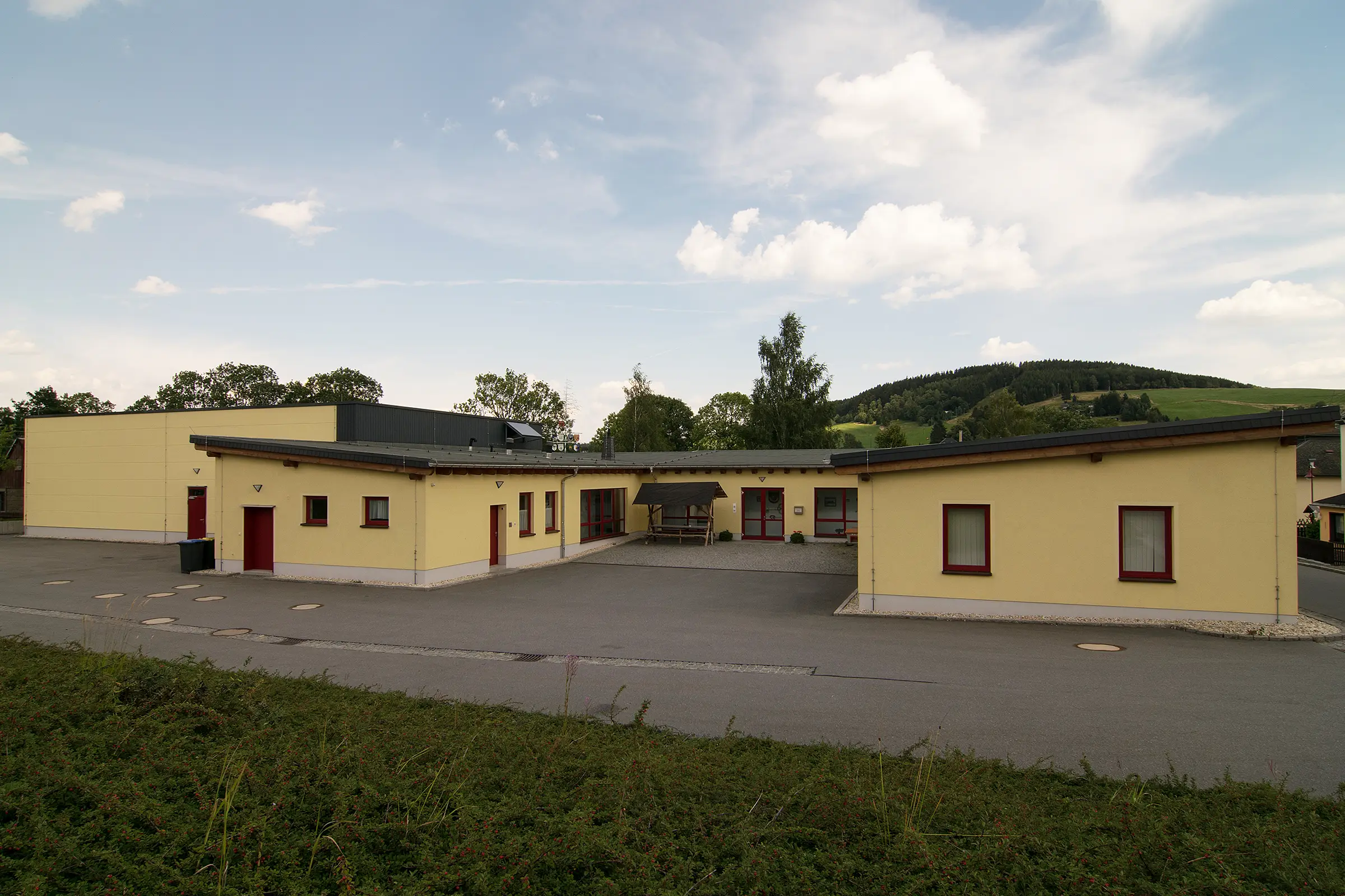 Neubau einer Feuerwache mit Gerätehaus und Sozialanbau in Crottendorf.