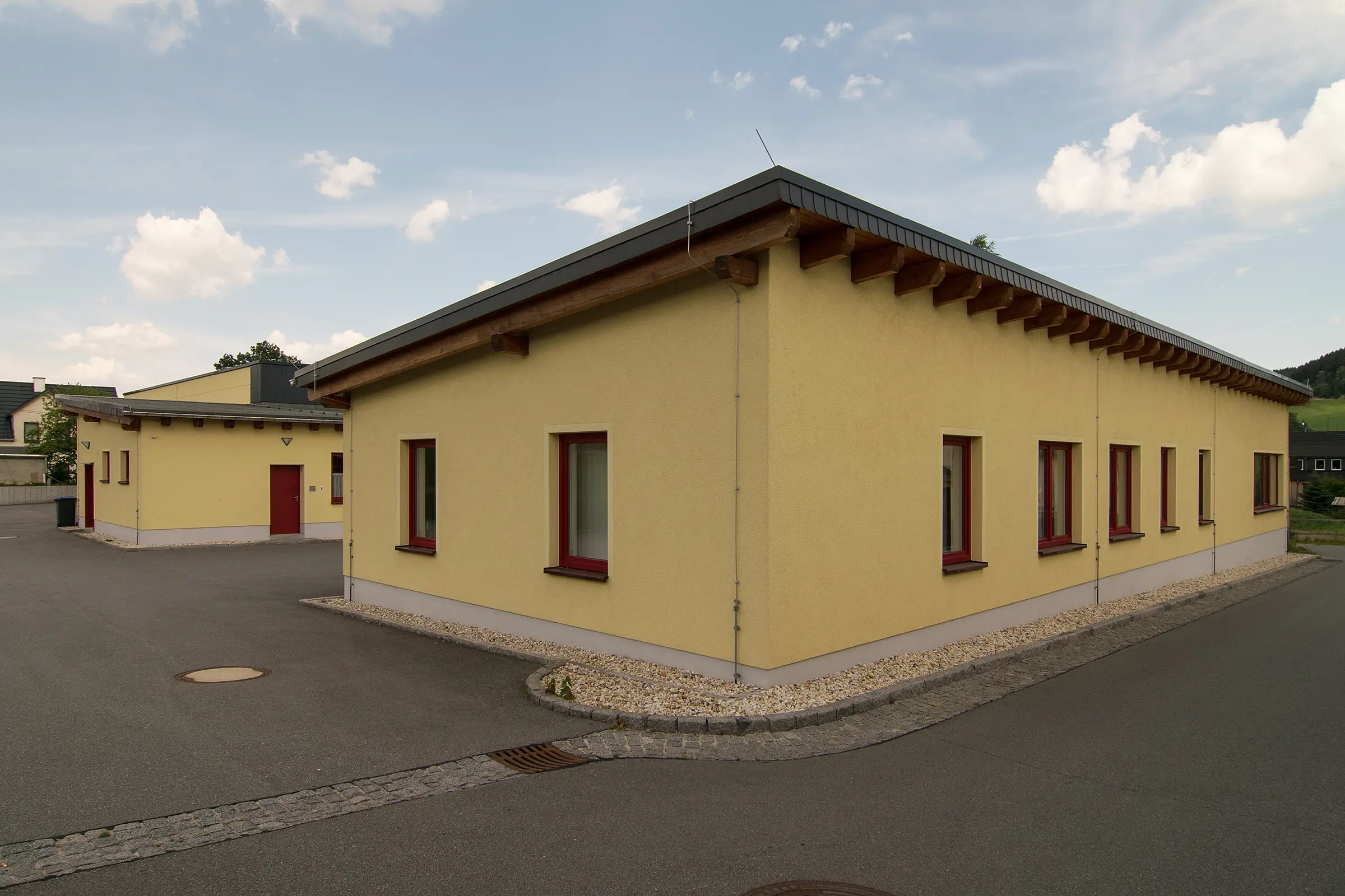 Neubau einer Feuerwache mit Gerätehaus und Sozialanbau in Crottendorf.