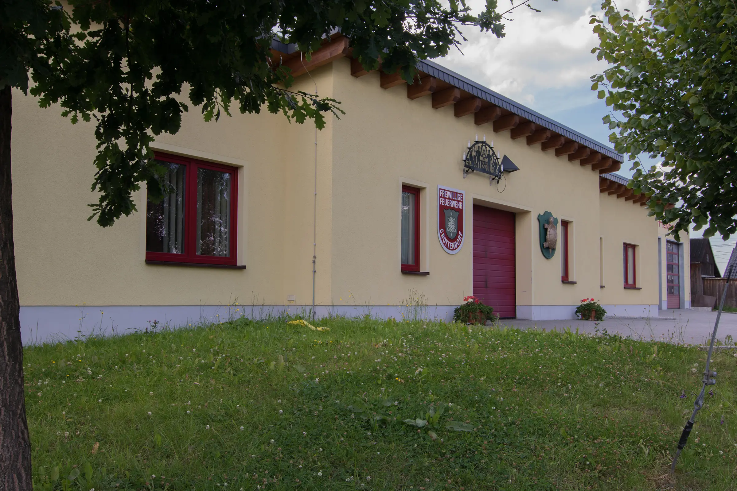 Neubau einer Feuerwache mit Gerätehaus und Sozialanbau in Crottendorf.