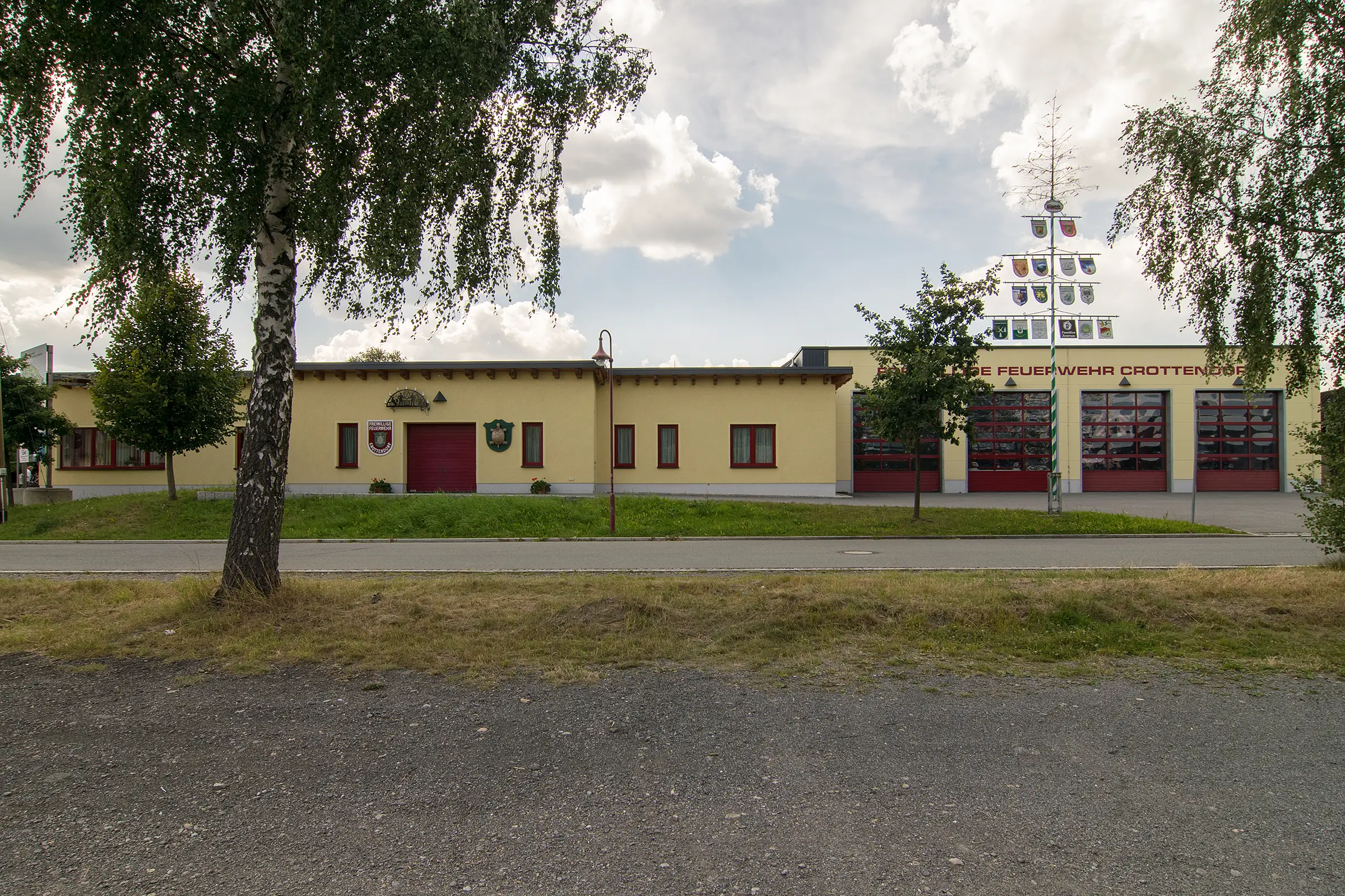 Neubau einer Feuerwache mit Gerätehaus und Sozialanbau in Crottendorf.
