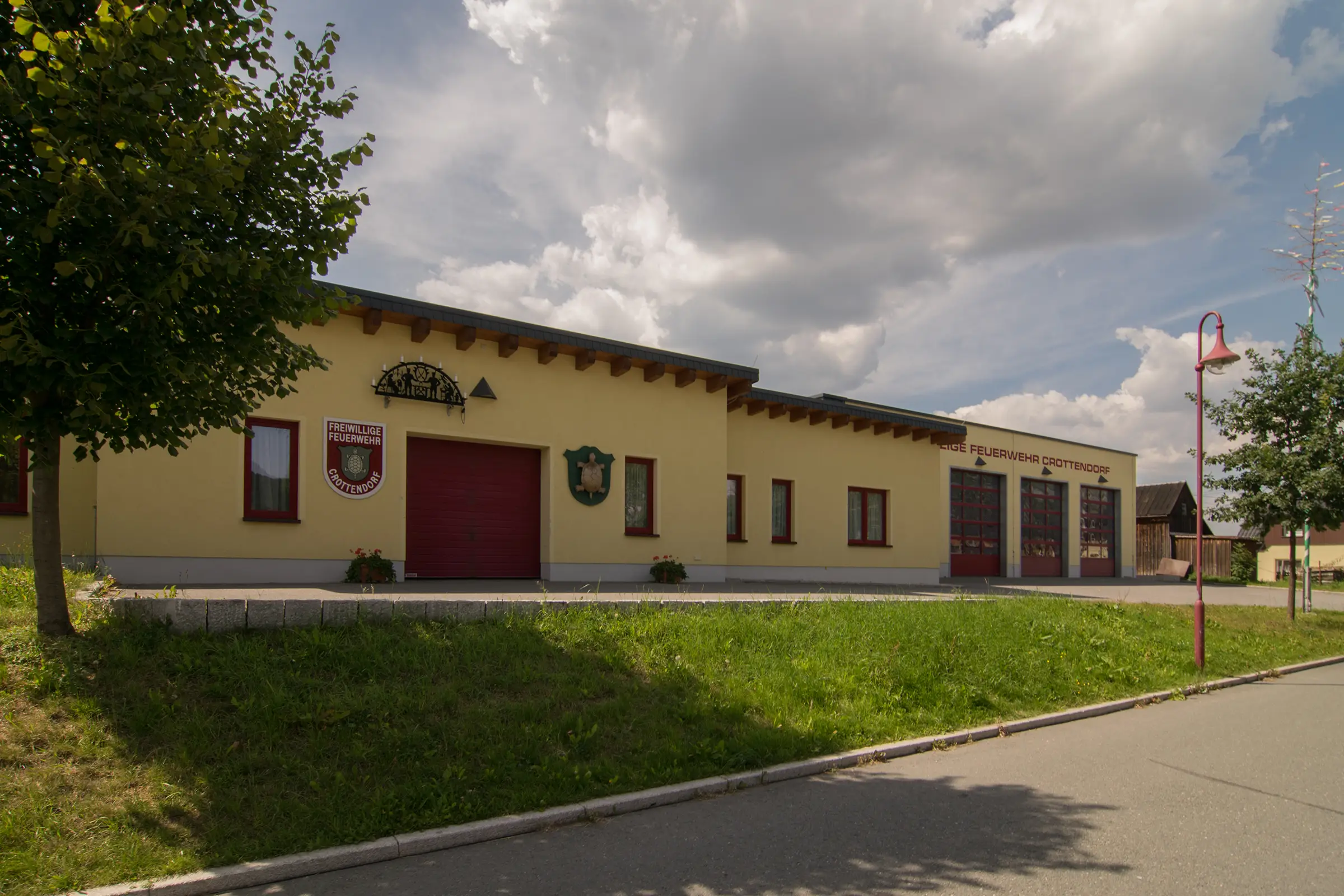 Neubau einer Feuerwache mit Gerätehaus und Sozialanbau in Crottendorf.
