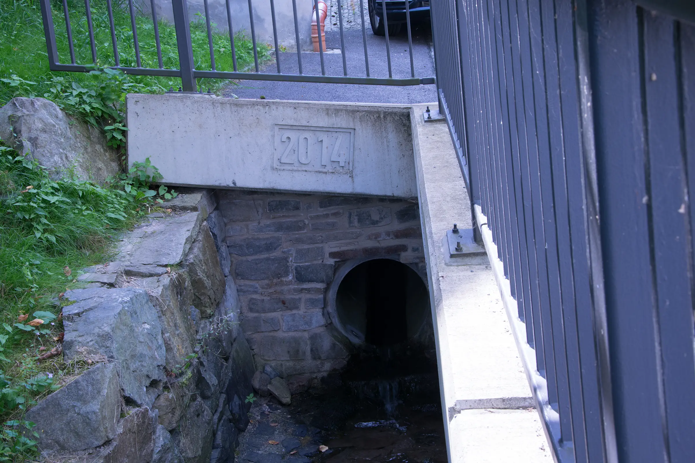 Bau einer Stützmauer auf der Alten Dorfstraße in Annaberg-Buchholz Ortsteil Geyersdorf.