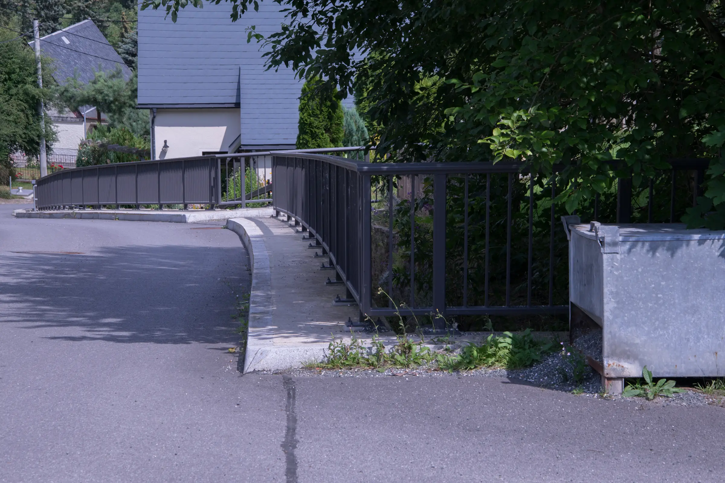 Bau einer Stützmauer auf der Alten Dorfstraße in Annaberg-Buchholz Ortsteil Geyersdorf.