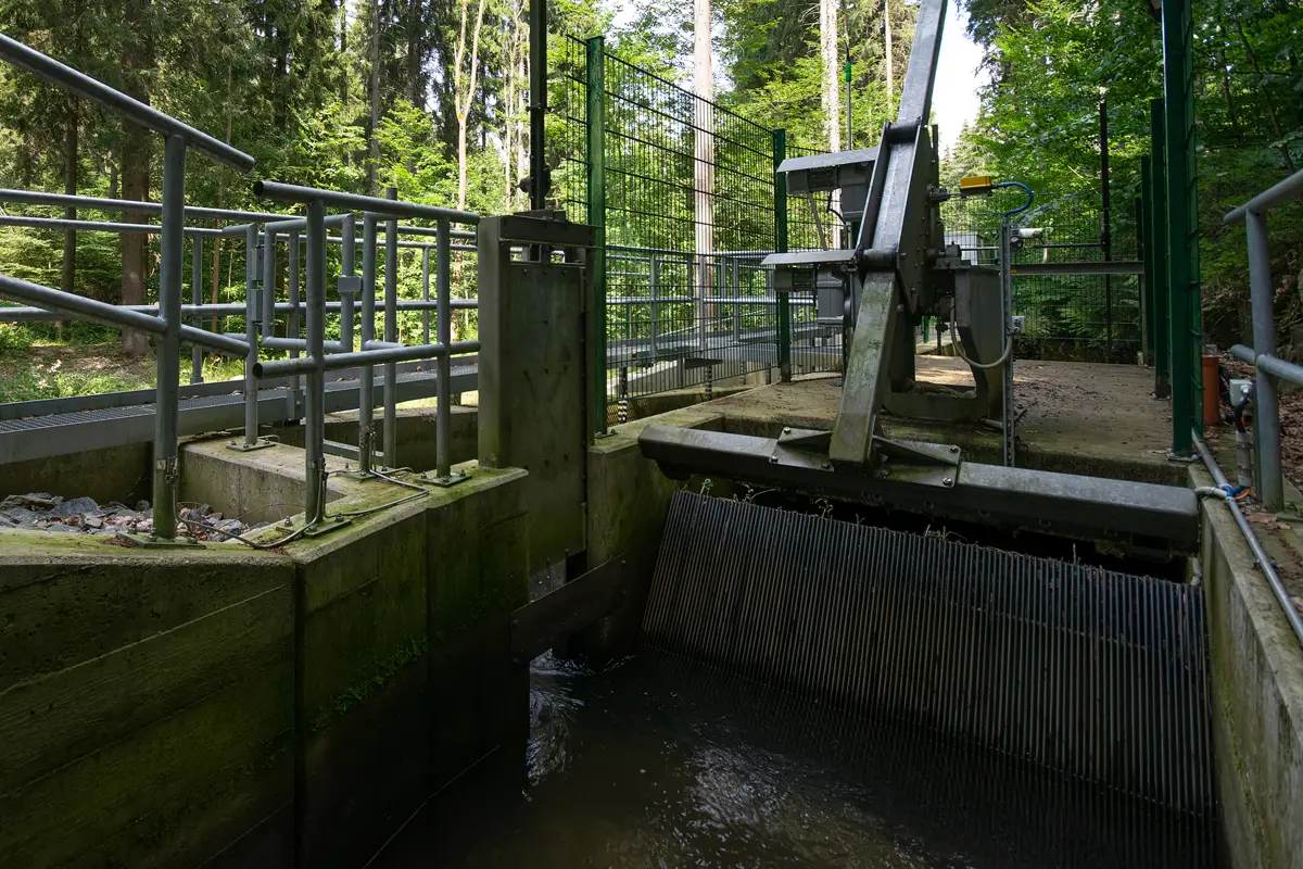 Beauftragt wurde die Errichtung einer Fischaufstiegsanlage / Fischtreppe in Königswalde