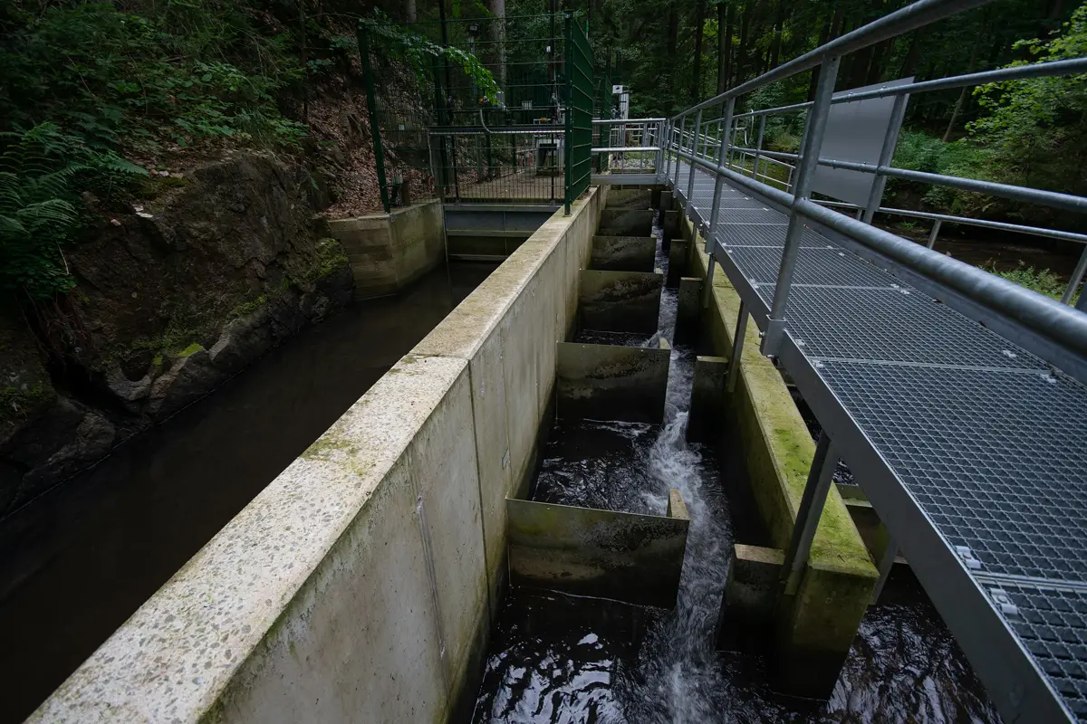 Beauftragt wurde die Errichtung einer Fischaufstiegsanlage / Fischtreppe in Königswalde