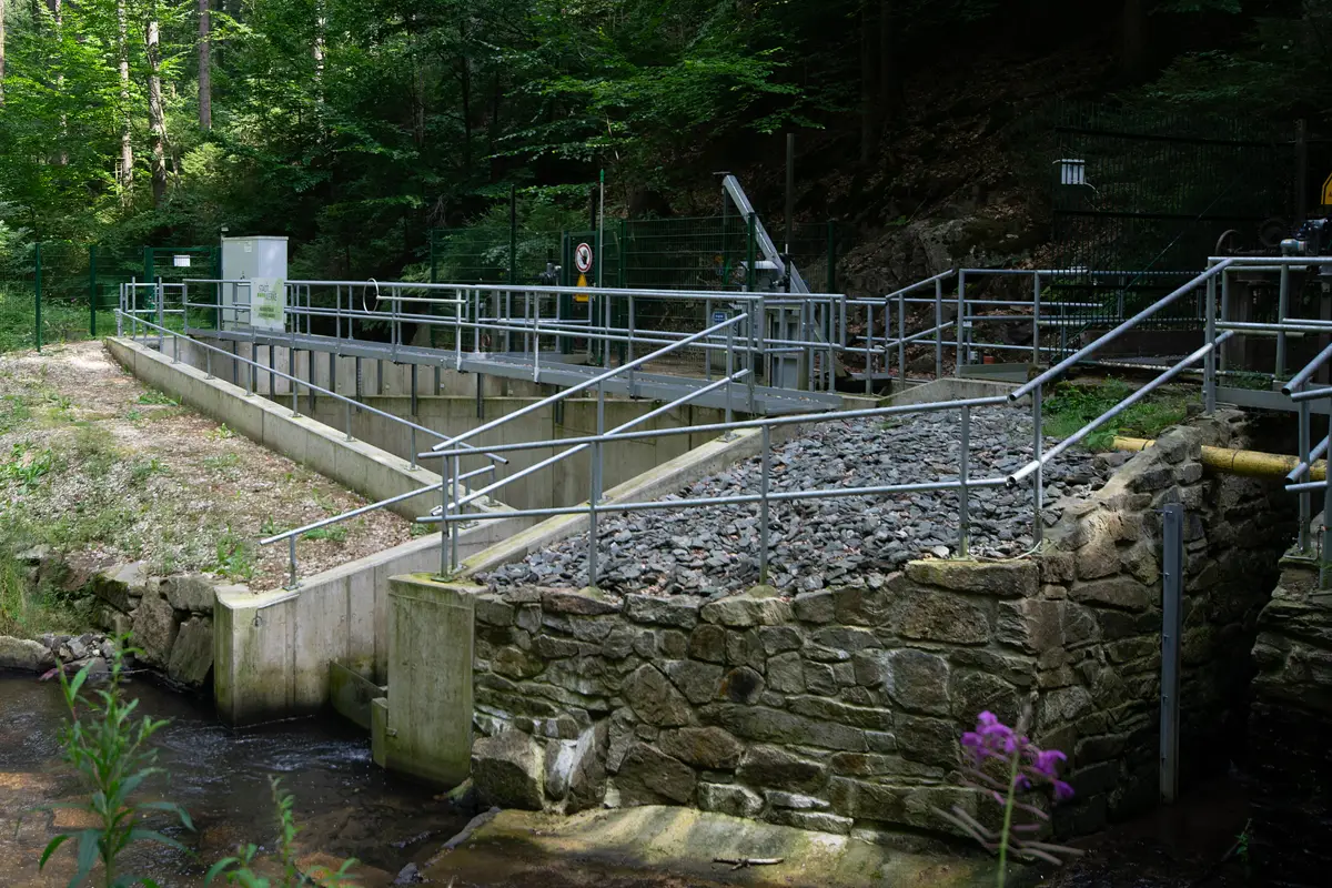 Beauftragt wurde die Errichtung einer Fischaufstiegsanlage / Fischtreppe in Königswalde