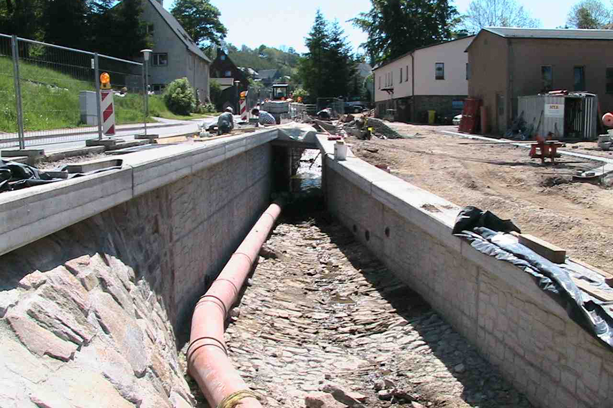 Errichtung und Sanierung einer Stützmauer und Brücke in Arnsfeld
