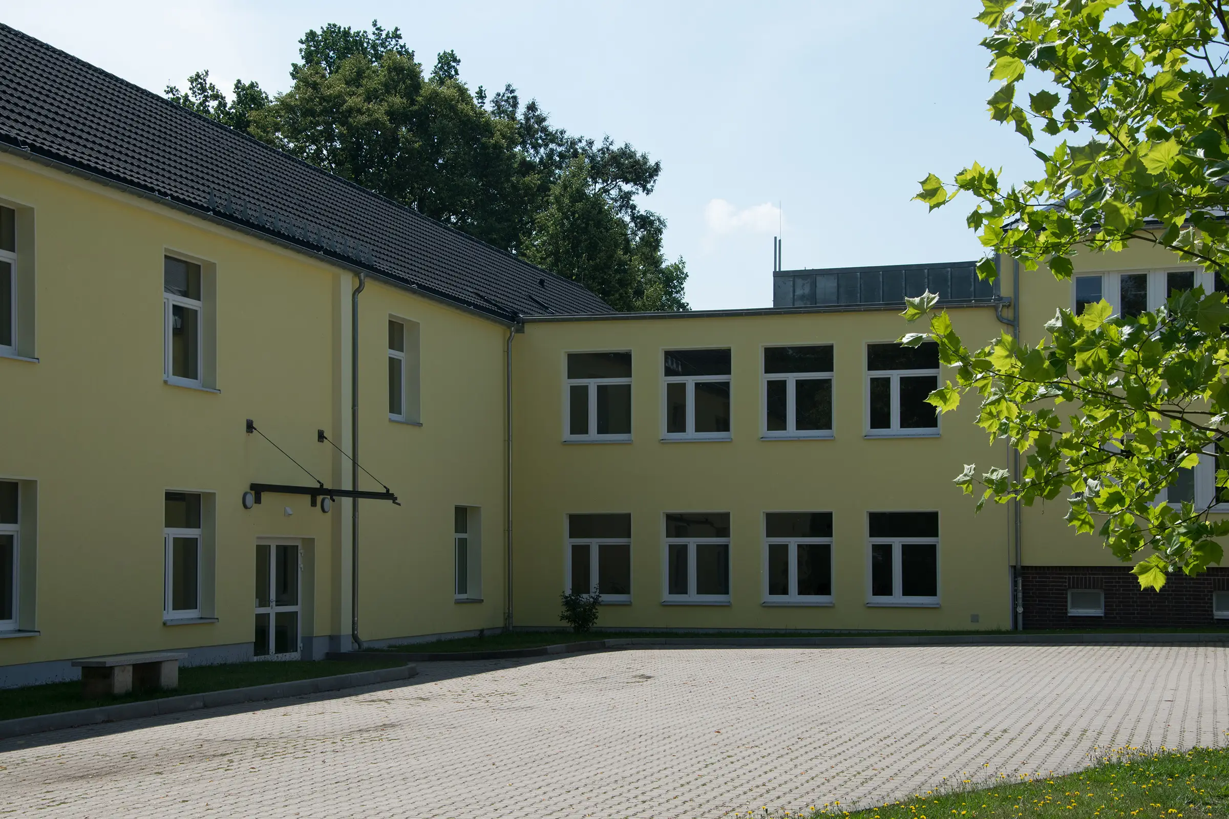 Errichtung eines Verbindungsbaus für das evangelische Gymnasium in Leukersdorf