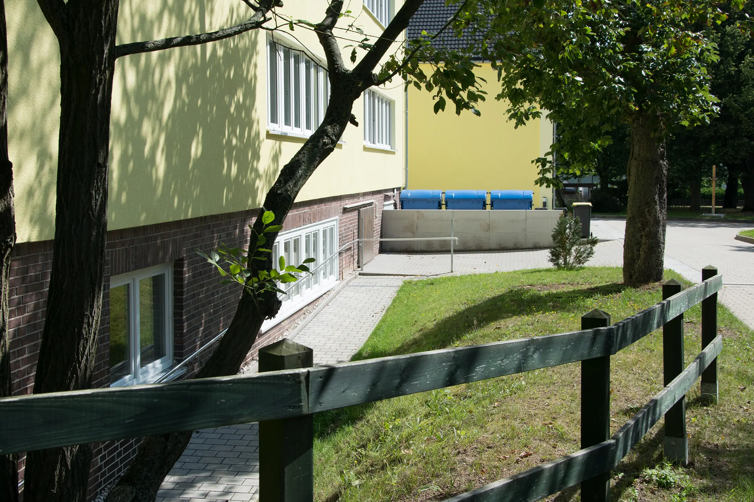 Errichtung eines Verbindungsbaus für das evangelische Gymnasium in Leukersdorf
