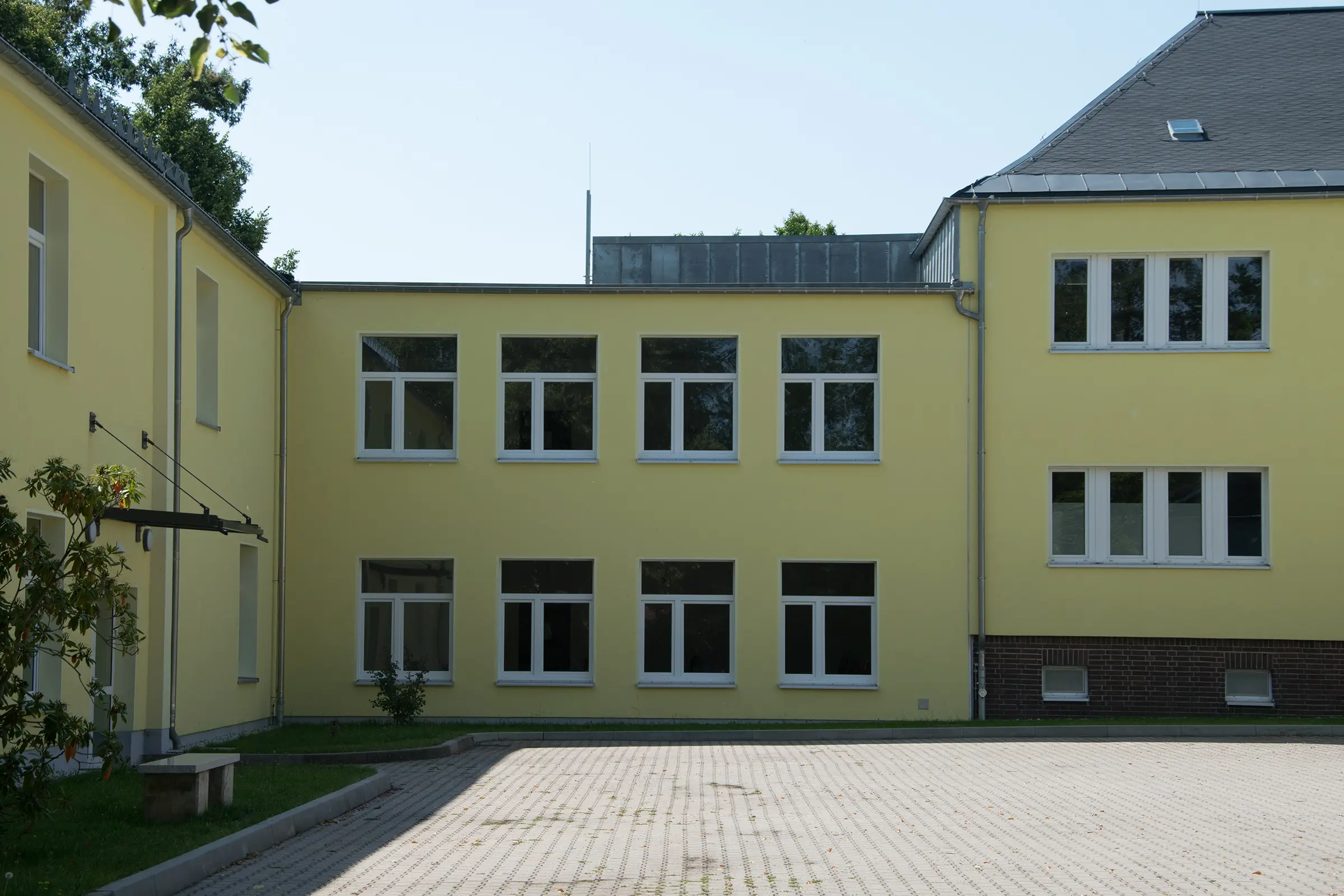 Errichtung eines Verbindungsbaus für das evangelische Gymnasium in Leukersdorf