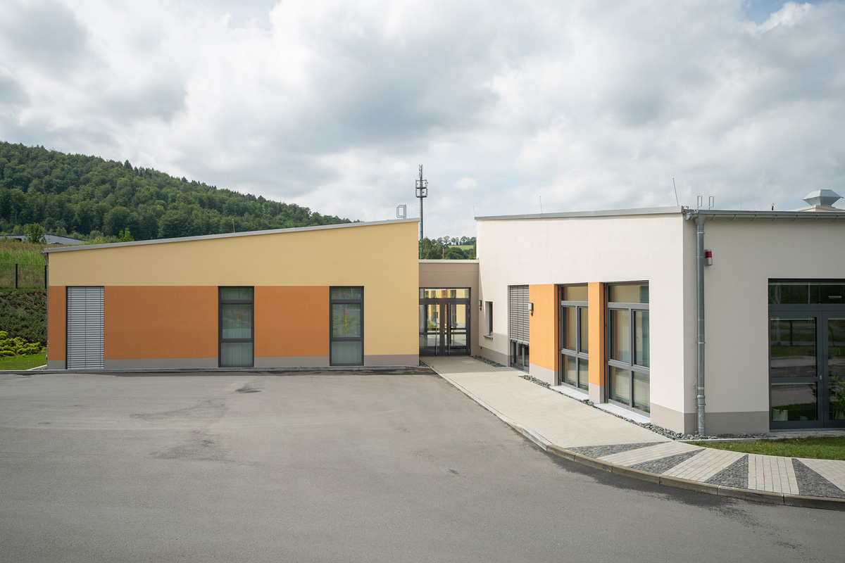 Beauftragt wurde der Neubau einer Werkstatt für Menschen mit Behinderungen in Olbernhau für die Lebenshilfe Marienberg.