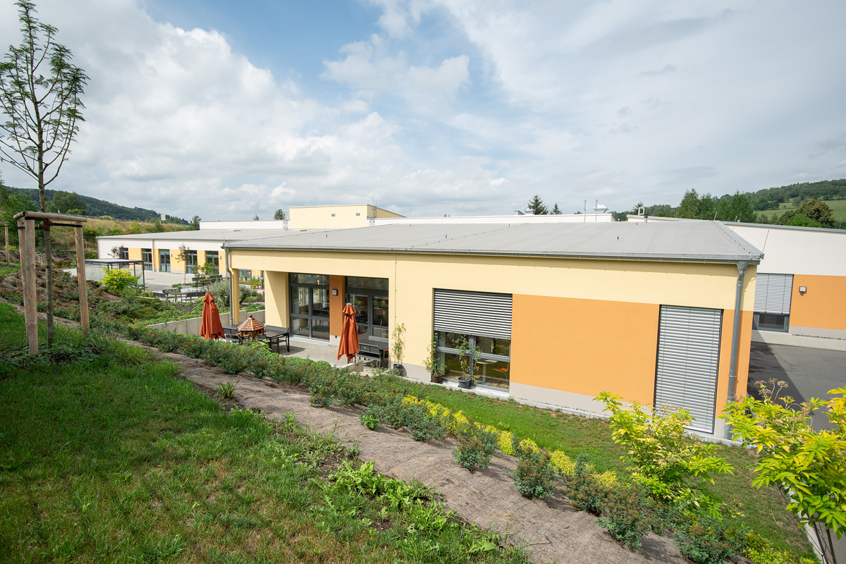 Beauftragt wurde der Neubau einer Werkstatt für Menschen mit Behinderungen in Olbernhau für die Lebenshilfe Marienberg.