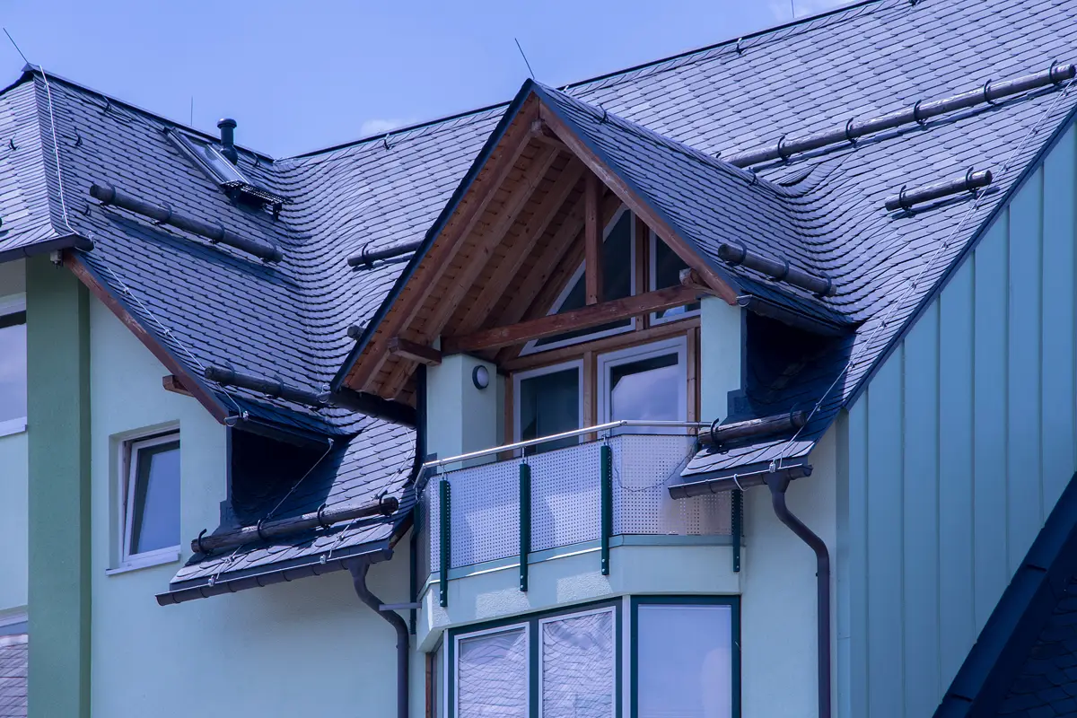 Balkon nach der Rekonstruktion eines Wohn- und Geschäftshauses in Ehrenfriedersdorf im Erzgebirgskreis