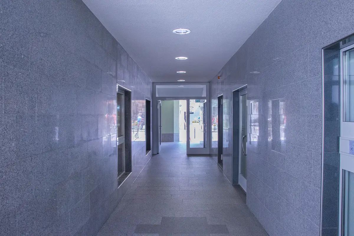 Eingangsbereich nach der Rekonstruktion eines Wohn- und Geschäftshauses in Ehrenfriedersdorf im Erzgebirgskreis