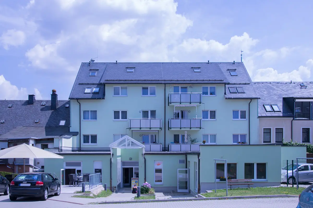 Rückansicht mit Balkonen nach Rekonstruktion eines Wohn- und Geschäftshauses in Ehrenfriedersdorf im Erzgebirge