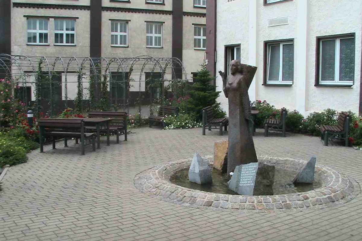 Gestaltung und Errichtung des Außenbereiches der Firma Schubert und Salzer in Erla.