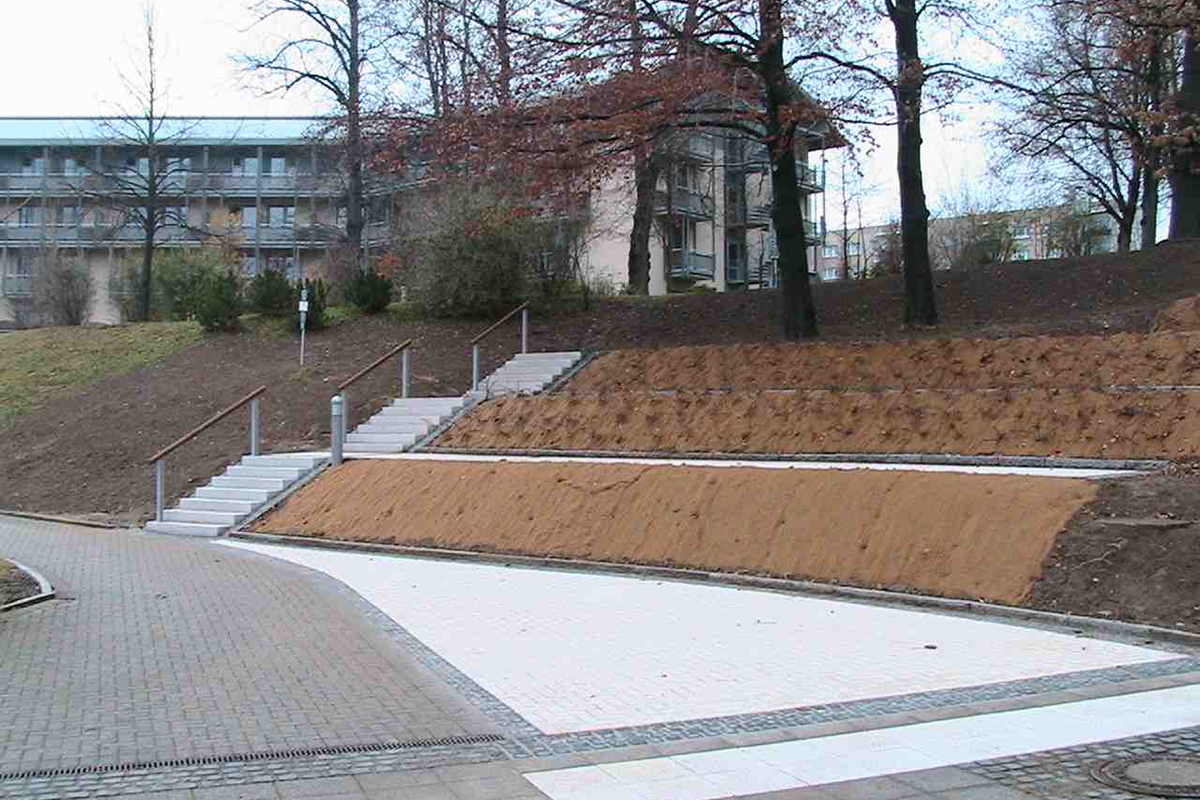 Anbau der Tribünenanlage in der Kurklinik in Warmbad.