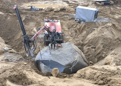 Hydraulisches Sprengen Granitfindlinge Bischofswerda