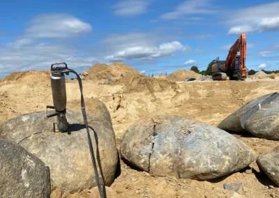 Hydraulisches Sprengen Granitfindlinge Bischofswerda