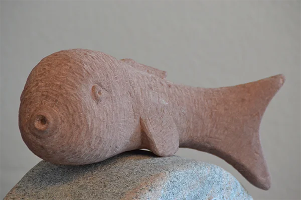 Fischskulptur aus Stein