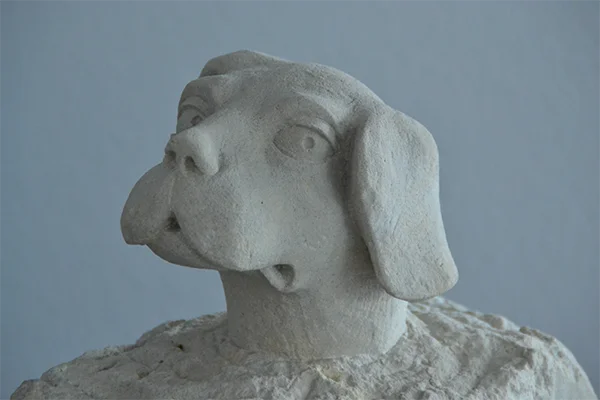 Hundekopf aus Stein