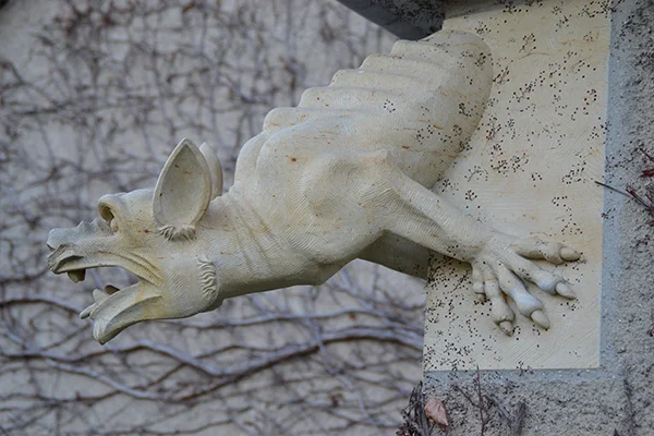 gruselige Skulptur aus Stein