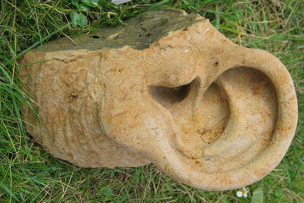 Ohr aus Stein