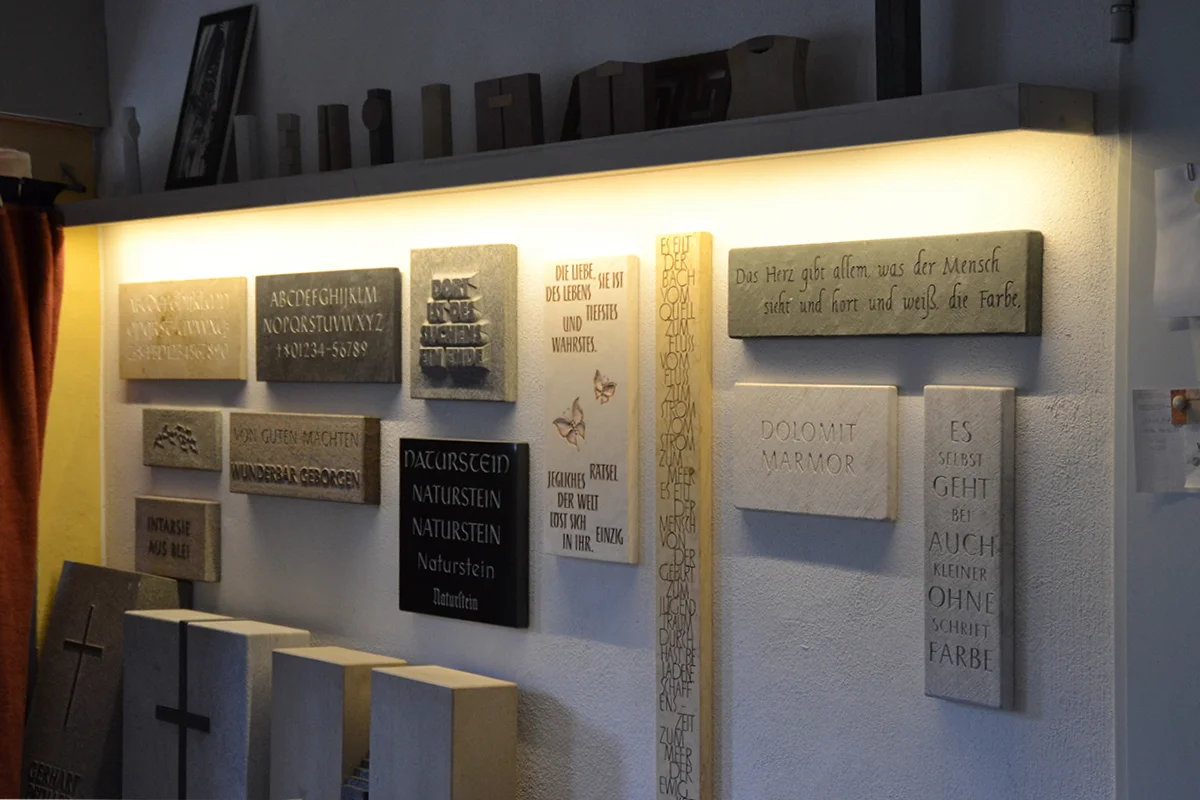 Ausstellung in der Werkstatt von verschiedenen Grabschriften