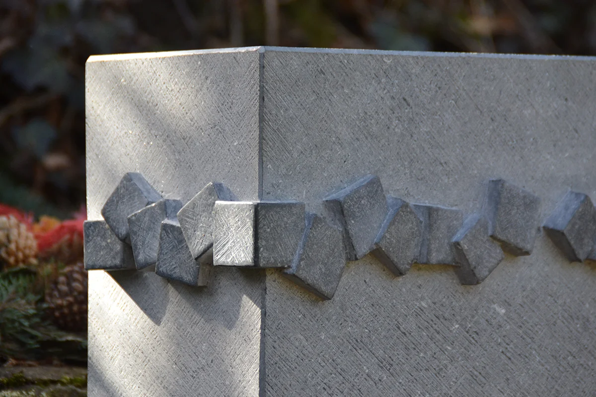 Grabstein mit individueller moderner Verzierung in Vierecksform