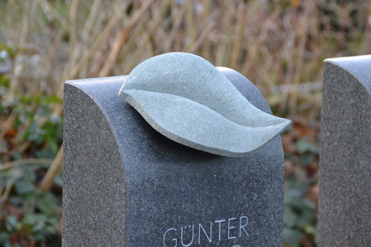 Grabstein mit Blatt aus Stein