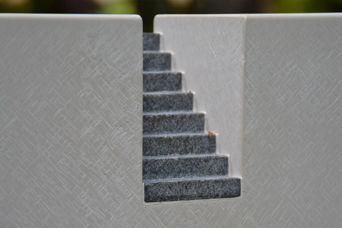 Grabsteinverzierung mit einer Treppe aus Stein