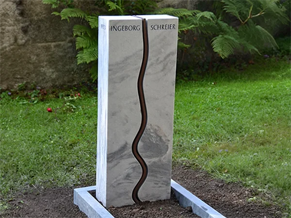 heller Grabstein mit kreativer Verzierung