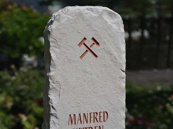 natürlicher Grabstein mit gekreuzten erzgebirgischen Hämmern