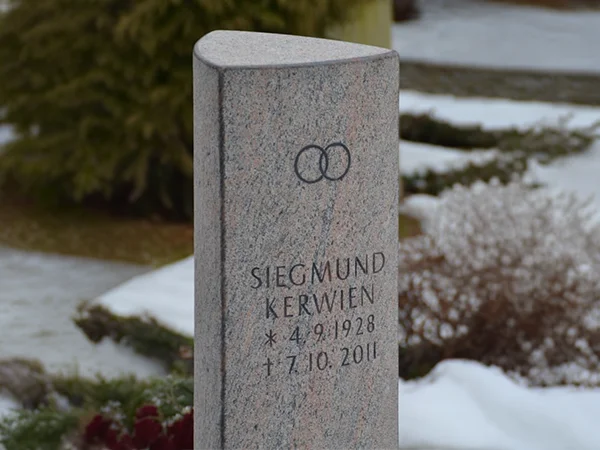 Grabstein abgerundet dreieckig