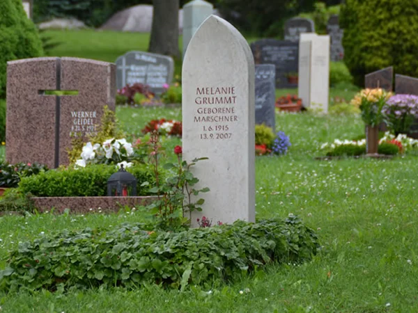 Grabstein schmal mit besonderer Form