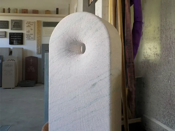 Grabstein abgerundet mit Loch